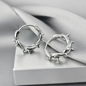 Pendientes de aro pequeños con punta de espina, pendientes de aro góticos geniales para hombre, joyería bohemia de acero quirúrgico, regalo para él, joyería de bruja espinosa.