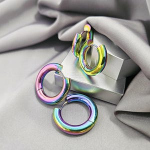 Pendientes de aro arcoíris gruesos clásicos, de acero quirúrgico con un toque moderno y arcoíris, con cierre a presión multicolor, ideal como regalo.