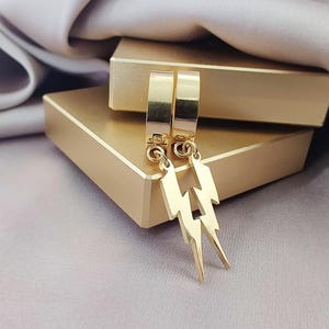 Flash Lightning Bolt Gold Dangle Huggie-oorbellen, 316L chirurgisch staal drop Huggies, coole punk Hoop Huggies-oorbellen cadeau voor hem