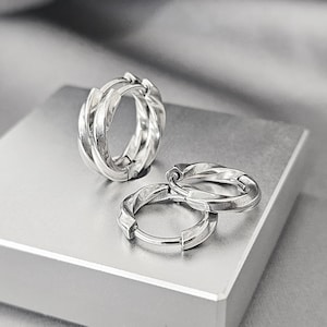 Minimalistische eenvoudige gedraaide kleine Huggie-oorbellen Chirurgisch staal Boho getextureerde kraakbeen kleine hoepel oorbellen spiraal moderne sieraden cadeau