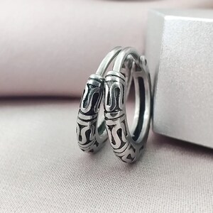 Vintage Tribal kleine Creolen, chirurgischer Stahl 316L antike Tribal Style Creolen, Herren Huggie Creolen Bild 3