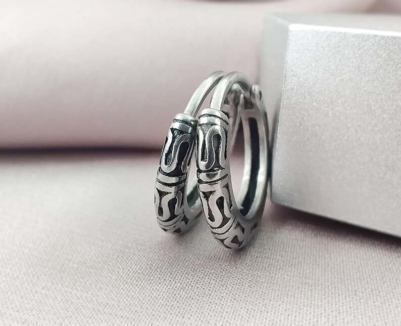 Vintage Tribal kleine Creolen, chirurgischer Stahl 316L antike Tribal Style Creolen, Herren Huggie Creolen Bild 3
