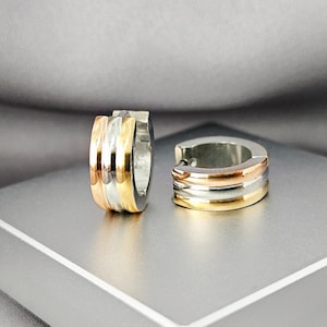 Pendientes de aro pequeños y gruesos tricolor dorados, de acero quirúrgico en oro amarillo y rosa, con cierre a presión multicolor. Un regalo perfecto para mamá.