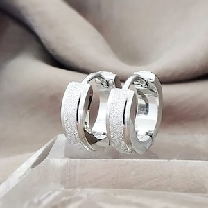 4 MM Matt Schimmer Hoop Huggies Ohrringe, Minimalistische 316L Chirurgenstahl Huggies Ohrringe, Unisex Coole Edgy Silber Glitzer Ohrringe