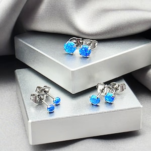 ミニマリストなブルーオパールスタッドピアス、サージカルスチール製ラボオパールスタッド、クラシックなプロングのシンプルなオパールピアススタッド、10月の誕生石ジュエリーギフト