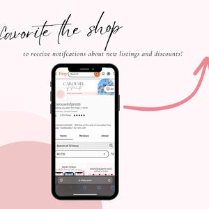 Puede incluir: Un tel&eacute;fono inteligente muestra una p&aacute;gina de la tienda Etsy, con el nombre de la tienda "Carouselofprints" visible. El texto "favorite the shop" y "to receive notifications about new listings and discounts!" est&aacute;n escritos encima del tel&eacute;fono. Una flecha rosa apunta hacia el tel&eacute;fono.