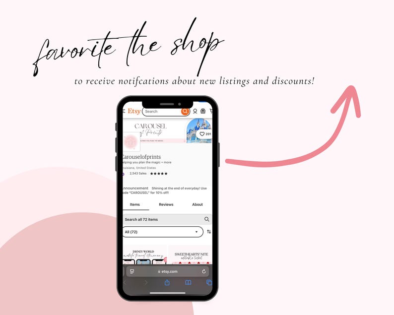 Puede incluir: Un tel&eacute;fono inteligente muestra una p&aacute;gina de la tienda Etsy, con el nombre de la tienda "Carouselofprints" visible. El texto "favorite the shop" y "to receive notifications about new listings and discounts!" est&aacute;n escritos encima del tel&eacute;fono. Una flecha rosa apunta hacia el tel&eacute;fono.
