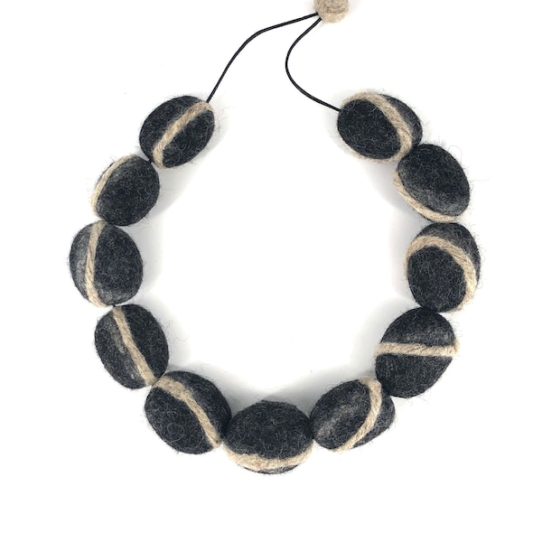 Collier boule de feutre, collier de perles de galets, collier unique en son genre, collier de déclaration, collier d’art textile, collier de laine léger