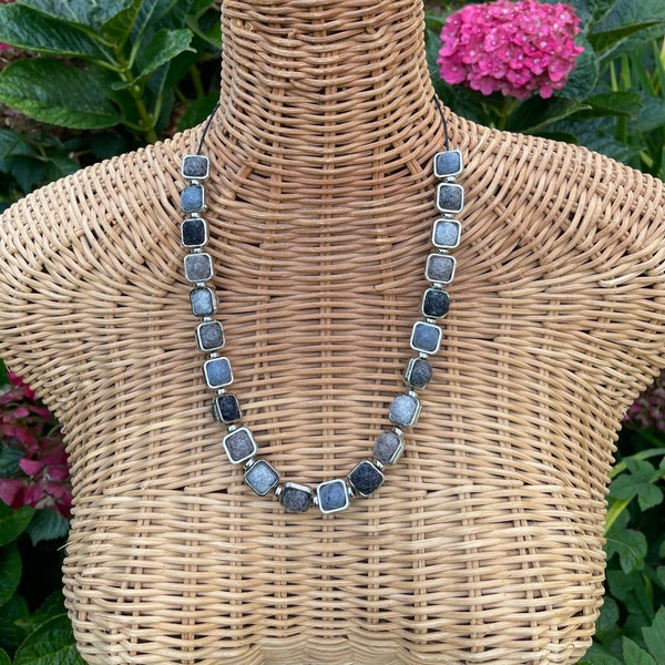 Collier boule de feutre 5 nuances de gris dans une perle carrée en métal argenté, collier art textile, unique en son genre par FeltFabulousNY