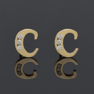 Aretes de oro macizo de 14k con inicial C y circonitas. Ideales para hombres, mujeres y niños, así como para el alfabeto. Se venden por unidad o combinados.