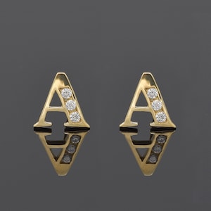 Brinco inicial A em ouro maciço 14k com zircônia cúbica. Brinco de pino para homens e mulheres, também para crianças, e também brinco com o alfabeto. Vendido individualmente ou em combinações mistas.
