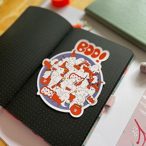 Großer Halloween Sticker "Boo" mit kleinen Geistern //  Perfekt für dein Sketchbook // Bullet Journal // Scrapbooking // Laptop // Tablet