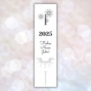 Pode incluir: Um marcador branco com um desenho preto de fogos de artifício e o texto "2025 Frohes Neues Jahr!"
