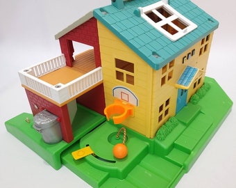 Fisher Price house #2551 Neighborhood Little people vintage Red and yellow