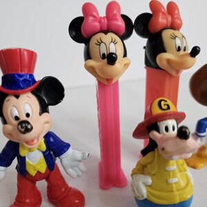 K&ouml;nnte beinhalten: Eine Sammlung von sechs Vintage-Disney-Figuren, darunter Mickey Mouse, Minnie Mouse, Donald Duck und Goofy. Die Figuren sind aus Kunststoff und in gutem Zustand.