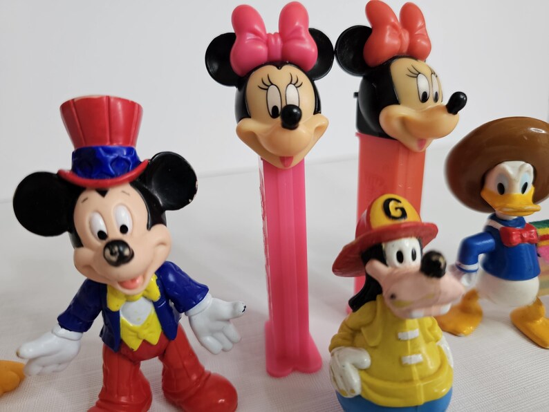 K&ouml;nnte beinhalten: Eine Sammlung von sechs Vintage-Disney-Figuren, darunter Mickey Mouse, Minnie Mouse, Donald Duck und Goofy. Die Figuren sind aus Kunststoff und in gutem Zustand.