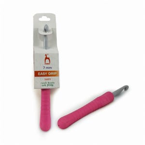 May include: A pink and gray crochet hook with an easy-grip handle. The packaging displays the brand name "PONY", the size "7 mm", and the words "Easy Grip". The hook is designed for crafting and creating beauty with PONY.