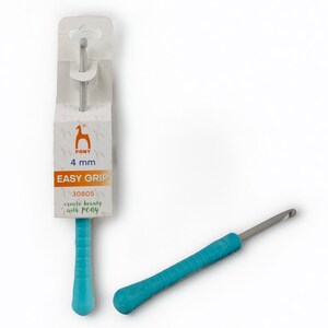 May include: A turquoise Easy Grip crochet hook with a silver metal hook. The packaging shows the brand "PONY" and the size "4 mm". The handle is a vibrant turquoise color, designed for comfortable use. The packaging also includes the text "create beauty with PONY".