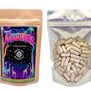 Peut inclure: Deux sachets debout. Le sachet de gauche est beige avec une étiquette portant le texte Akuamma, Picralima Nitida et Kreat Day Botanicals, avec un graphique de girafes sous un ciel étoilé. Le sachet de droite est argenté et rempli de gélules beiges.