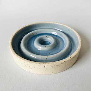Jabonera blanca o azul, cerámica redonda hecha a mano moteada
