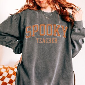 Comfort Colors Spooky Teacher Sudadera Halloween Teacher shirt para profesores caída sudadera truco o enseñar leer más libros fiesta en el aula
