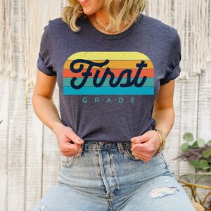 Retro First Grade Teacher Shirt Groovy 1st Grade Team shirts matching grade level unisex mens women Back to School Vintage Rainbow New teach