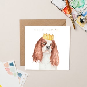 King Charles Cavalier with Crown Tarjeta de Navidad con lámina de oro
