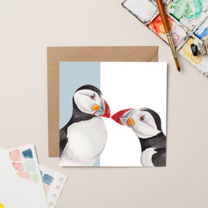 Tarjeta de pájaros frailecillos enamorados