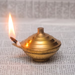 Brass Oil Lamps with Free 100 Wicks Yoga Meditation Beautiful Handcrafted Diya Separate Lid Safety Lighting Ornament Home Room decorations