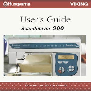 Può includere: Una macchina da cucire bianca con uno schermo blu e il testo "Scandinavia 200" sul davanti. La macchina è del marchio Husqvarna Viking e il testo "Keeping the World Sewing" è in basso nell'immagine.