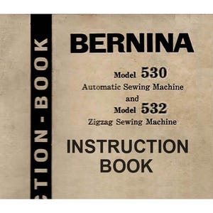 Op de afbeelding: Vintage instructieboek voor Bernina naaimachines. De omslag is lichtbruin met zwarte tekst. Het boek is voor de modellen 530 en 532, inclusief automatische en zigzag naaimachines. De tekst luidt "INSTRUCTION BOOK".