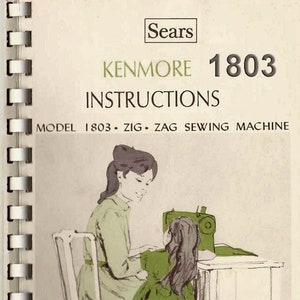 Puede incluir: Un manual de instrucciones vintage para una máquina de coser zig-zag Sears Kenmore 1803 con una ilustración a color de una mujer y una niña cosiendo.