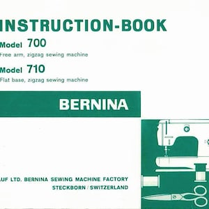 Op de afbeelding: Een groen-wit instructieboekje voor een Bernina naaimachine. Het boekje is getiteld "INSTRUCTION-BOOK" en vermeldt de modellen 700 en 710. De tekst beschrijft de modellen als "Vrije arm, zigzag naaimachine" en "Vlakke basis, zigzag naaimachine". Het boekje bevat ook een diagram van de naaimachine en accessoires.