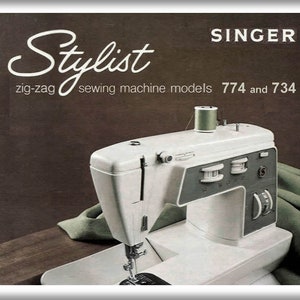 Può includere: Una macchina da cucire Singer Stylist vintage a zig-zag, modelli 774 e 734. La macchina è bianca con un pannello di controllo grigio e una bobina di filo in cima.