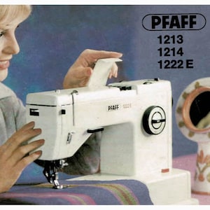 Może przedstawiać: Biała maszyna do szycia Pfaff 1222E z ręką kobiety nawlekającej maszynę. Maszyna ma czarny pokrętło i czarne logo Pfaff. Tło to jasnoniebieska ściana z białym ceramicznym wazonen z kwiatowym wzorem.