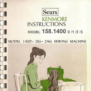 Könnte beinhalten: Ein Vintage-Nähmaschinen-Bedienungsanleitung von Sears Kenmore mit einer grün-braunen Illustration einer Frau und eines Kindes beim Nähen. Die Anleitung ist für das Modell 158.1400 0/1/2/3 und das Modell 1400 Zickzack-Nähmaschine.