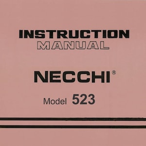 Può includere: Un manuale di istruzioni rosa con testo nero. Il titolo "INSTRUCTION MANUAL" è in alto, seguito da "NECCHI" e "Model 523". Due linee orizzontali nere in basso.