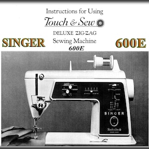 Puede incluir: Imagen en blanco y negro de una máquina de coser Singer 600E con un carrete de hilo en la parte superior. La máquina tiene un panel de control en blanco y negro con las palabras "Touch & Sew" impresas en él.