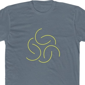 Könnte beinhalten: Ein blaues T-Shirt mit einem gelben geometrischen Design auf der Vorderseite.
