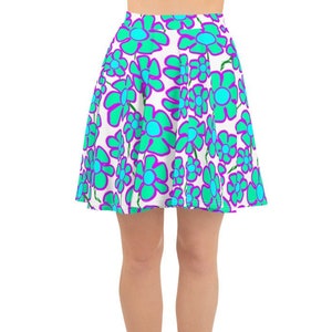 Greenflower Pattern su Bianco - Gonna AOP Skater. Cool fun spring or summer party dress con uno stile hippy groovy e floreale retrò degli anni &#39;60 e &#39;70!