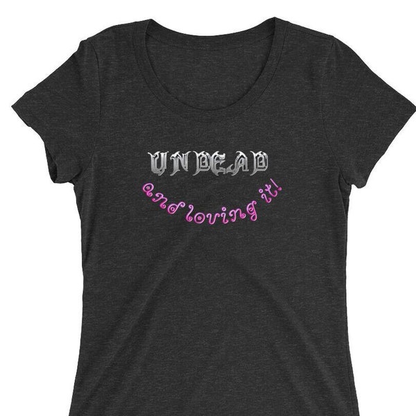UNDEAD (Vampir, Zombie, Ghoul, Dämon) & Loving It! Goth Halloween Kostüm - Treat your girlfriend Oct 31st Gift - Damen Tri-Blend T-Shirt