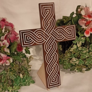 Cross with Croatian interlace (wattle), Križ s pleterom, Black walnut