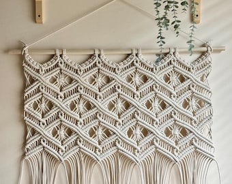 Handgefertigter Makramee Wandbehang: Boho Home Decor mit Holzdoel