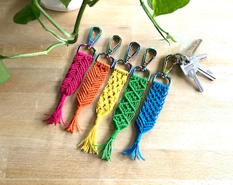 小物 OVY  Carabiner Macrame Keychain  i'm ok DECI -Carabiner Macrame Keychain- OVY - メルカリ