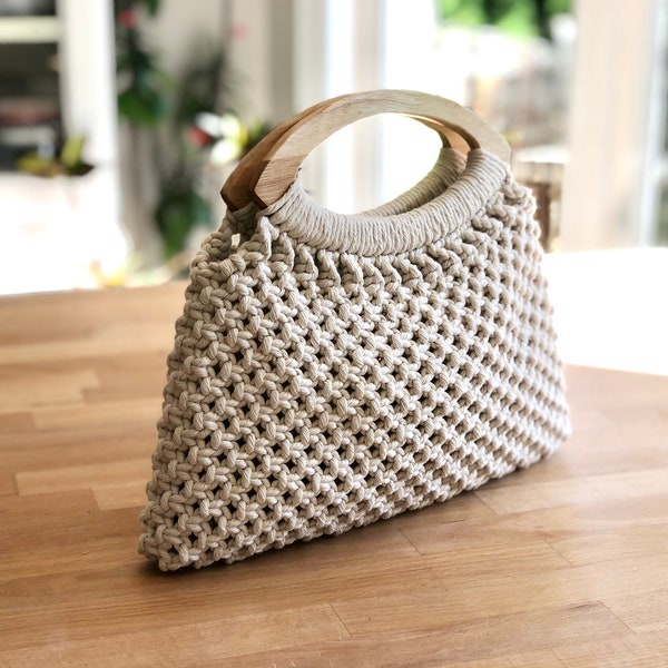 Sac à main en macramé avec poignées en bois naturel | Pochette en macramé | Doublure en coton avec cordon de serrage | Mode d'inspiration bohème | Idée cadeau originale