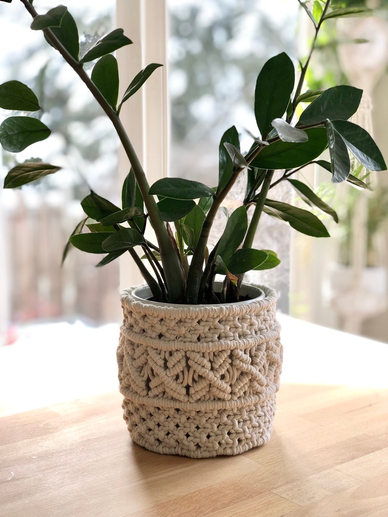 Macrame basket Macrame plant pot cozy Boho inspired home decor Unique gift idea imagem 3