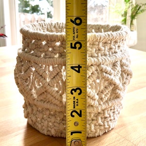 Macrame basket Macrame plant pot cozy Boho inspired home decor Unique gift idea imagem 7