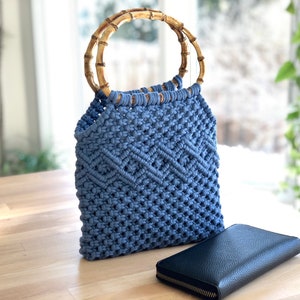 Sac à main en macramé avec poignées en bambou (petit) | Porte-monnaie en macramé | Doublure en coton avec cordon de serrage | Mode d'inspiration bohème | Idée cadeau originale