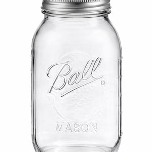 Puede incluir: Tarro Mason Ball de vidrio transparente con tapa de metal plateado. El tarro tiene el logotipo de Ball en relieve en la parte delantera. El tarro está diseñado para enlatar y conservar alimentos. El tarro está vacío.