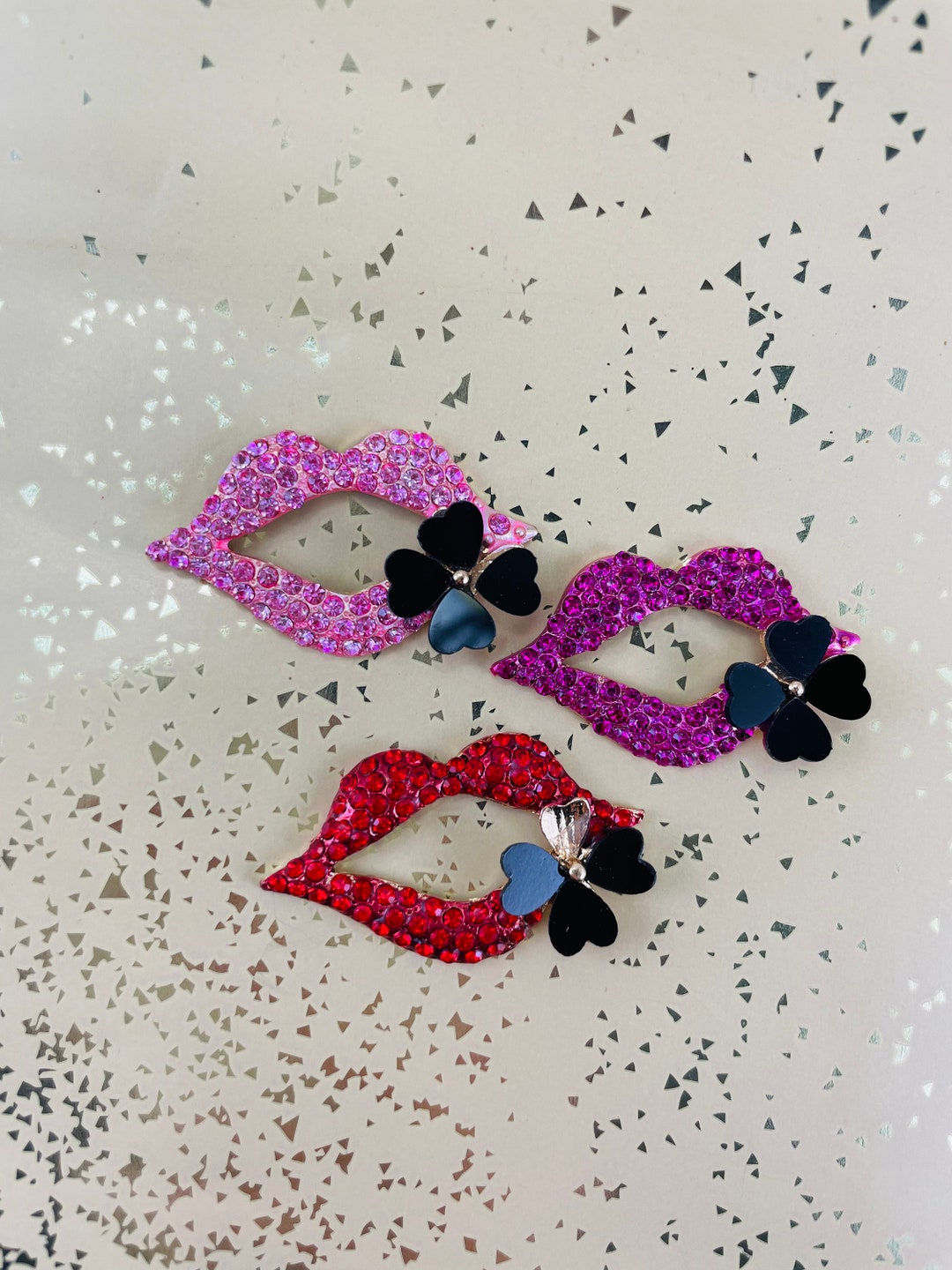 Rote Lippen Brosche Mit Strass - Glänzendes Damen Accessoire Für Partys